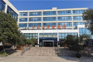 “中国虫草+现代科技”推动传统中医药走向市场、走出国门 ()