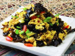 黑木耳青椒炒鸡蛋,营养又下饭,还是颜值担当