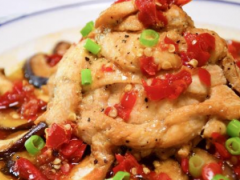 蘑菇胡萝卜炒鸡，营养丰富，美味可口，好吃极了