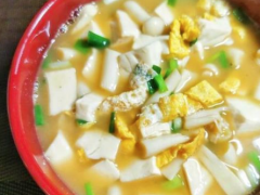 一块豆腐一点蘑菇再加一个鸡蛋，打造营养健康的鲜美蘑菇豆腐汤