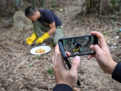 农民当快手“网红”卖松茸脱贫 ()