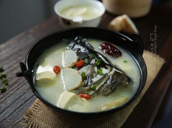 美味营养一锅端--天麻鱼头炖豆腐