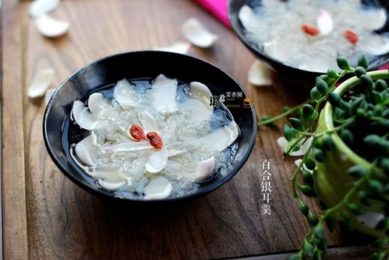 银耳百合羹(图片来源于新浪博客)