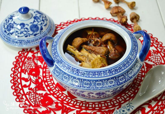 希望来年身体棒棒的虫草花姬松茸炖鸡汤