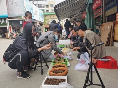 云南昆明：导游转行做直播 线上叫卖野生菌 ()