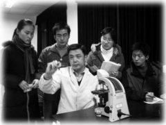 小蘑菇撑起脱贫致富广阔天地 ——记华中农业大学应用真菌研究所所长边银丙 ()