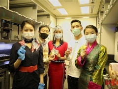 东航扶贫主题航班到达云南，香格里拉野生菌佤山茶叶从大山飞入千家万户 ()