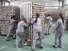 云南曲靖沪滇扶贫协作项目：富村镇ManBetX体育菌棒加工厂建成投产 ()